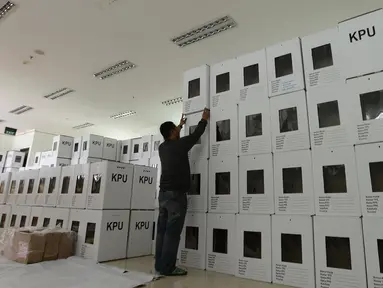 Panitia Pemilihan Kecamatan (PPK) Menteng menata kotak suara pemilihan umum (Pemilu) 2019 di Kecamatan Menteng, Jakarta, Selasa (26/3). Sebanyak 68.132 surat suara yang siap didistribusikan ke tiap-tiap TPS Kecamatan Menteng. (merdeka.com/Imam Buhori)