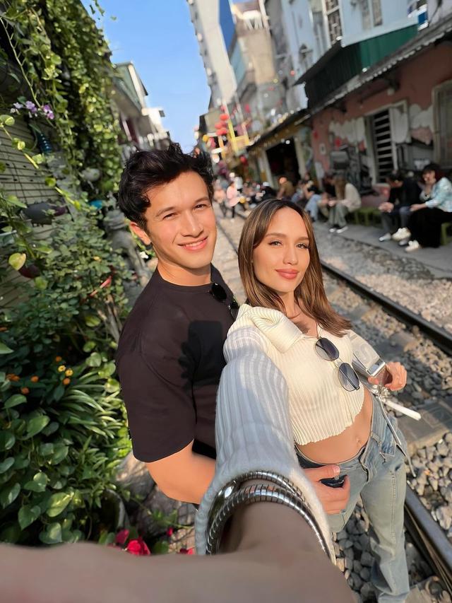 8 Potret Liburan Cinta Laura di Vietnam, Pamer Kemesraan dengan Arya Vasco
