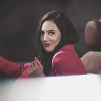 Duduk di dalam mobil, Pevita Pearce mengenakan blazer merah dengan make up look yang simple. (Liputan6.com/IG/@gadiiingmoto)