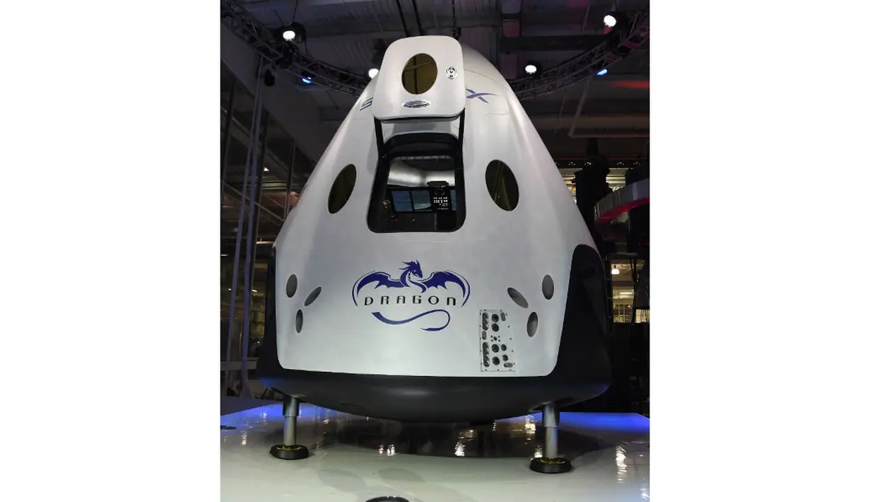 SpaceX's Dragon V2 merupakan kapsul ruang angkasa berawak yang dibuat perusahaan spaceflight. SpaceX's Dragon V2 mampu mengangkut astronot NASA ke dan dari stasiun luar angkasa internasional, (29/5/2014). (AFP PHOTO/Robyn Beck)