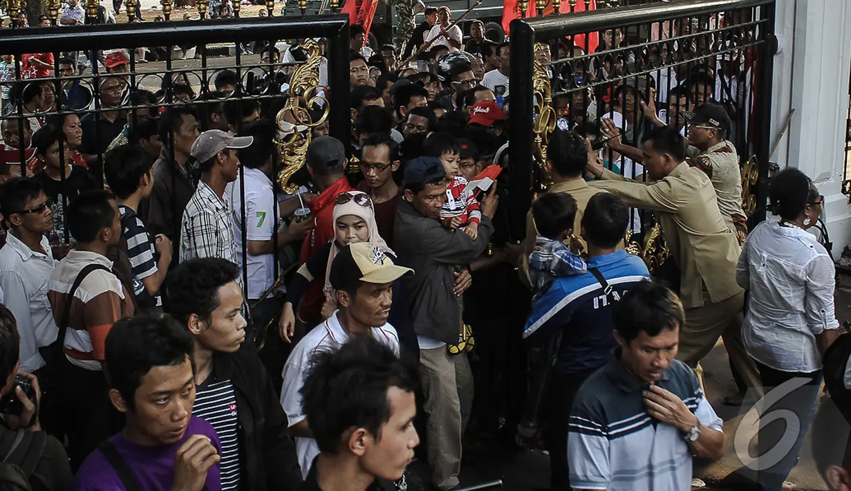  Ribuan massa menyerbu Istana Negara untuk melihat Jokowi, Jakarta, Senin (20/10/2014) (Liputan6.com/Faizal Fanani)