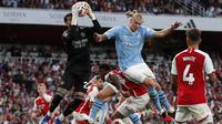 Kiper Arsenal, David Raya (kiri) berebut bola dengan pemain Manchester City, Erling Haaland pada laga lanjutan Liga Inggris 2023/2024 di Emirates Stadium, London, Inggris, 8 Oktober 2023. (AFP/Ian Kington)