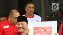 Ketua Umum PKPI, Hendropriyono menunjukkan nomor urut partainya dalam Pemilu 2019 di kantor KPU Pusat, Jumat (13/4). KPU telah menetapkan PKPI sebagai peserta Pemilu 2019. (Liputan6.com/Angga Yuniar)