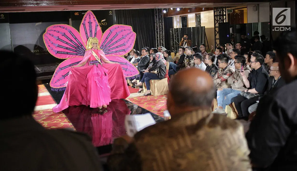 Finalis Maluku, Angelika S. menampilkan bakat dalam balutan busana tradisional dari daerahnya saat babak preliminary Miss Grand Indonesia 2018 di Jakarta, Senin (16/7). Sebanyak 30 finalis mencapai babak preliminary. (Liputan6.com/Faizal Fanani)