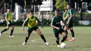 Pemain Timnas Indonesia U-22, Osvaldo Haay menggiring bola saat latihan di Lapangan ABC, Senayan, Jakarta, Sabtu (12/1). Pada hari keenam pemusatan latihan, Indra Sjafri menggelar game internal untuk menyaring para pemainnya. (Bola.com/M Iqbal Ichsan)