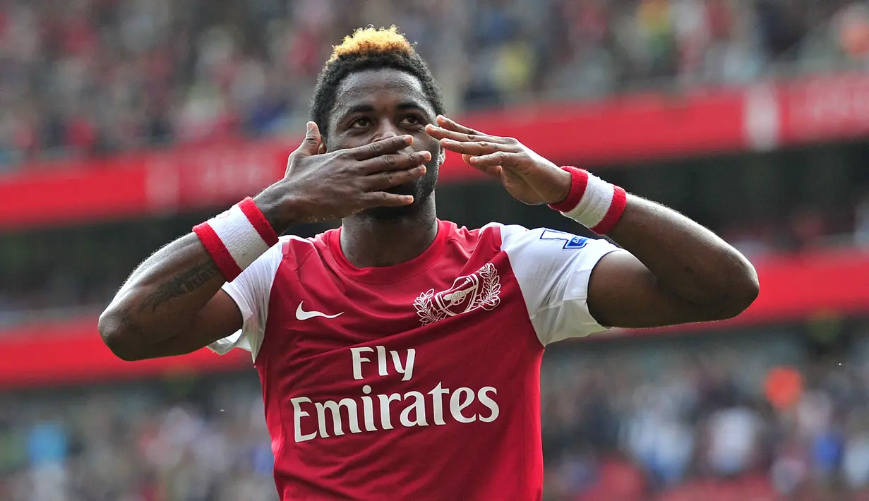 Alexandre Song merupakan gelandang andalan Arsenal dengan mencatatkan total 205 penampilan selama tujuh musim. Song kemudian memilih berpisah dengan The Gunners pada 2012 menuju Barcelona. Sayangnya, kariernya malah menurun drastis. (AFP/Glyn Kirk)