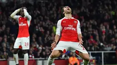 Ekspresi pemain Arsenal, Joel Campbell (kiri) dan Mathieu Flamini, setelah gagal memanfaatkan peluang di depan gawang Chelsea dalam lanjutan Liga Inggris di Stadion Emirates, London, (24/1/2016). (AFP/Ben Stansall)