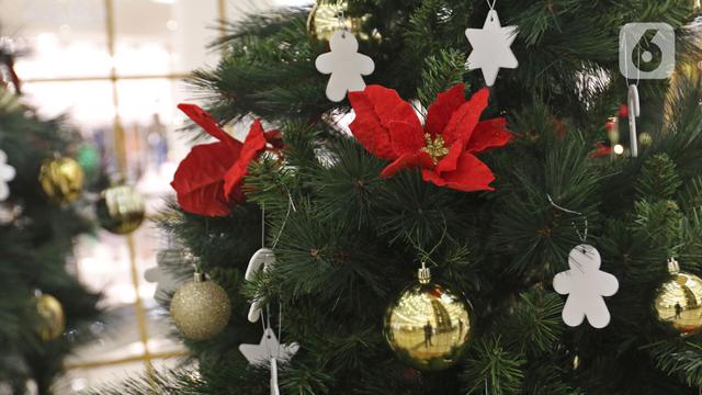 Pohon Natal Setinggi 18 Meter Hiasi Mal Senayan City
