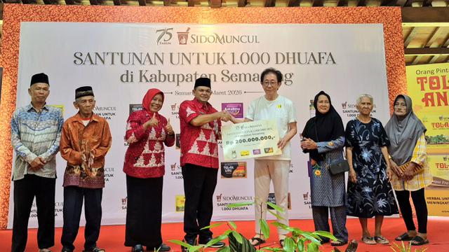 Kegiatan Sido Muncul salurkan santunan untuk 1.000 kaum duafa di Kabupaten Semarang. (Liputan6.com/Gilar Ramdhani)