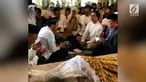 Sepasang pengantin memutuskan menikah di depan jenazah orang tuanya.