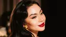 <p>Ariel Tatum memesona dengan makeup bold dan pulasan lipstik merah yang menyempurnakan. [Foto: Instagram/arieltatum]</p>