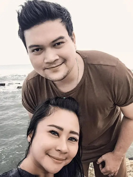 "Aku baru tahu dia itu ngorok. Padahal waktu zaman pacaran dulu aku dia tidur kayaknya sunyi banget enggak ada nyanyiannya. Tapi sekarang kayak ada kereta api di mulutnya, jadi ooorggh gitu," ujar Chikita Meidy. (Instagram/chikitameidy)