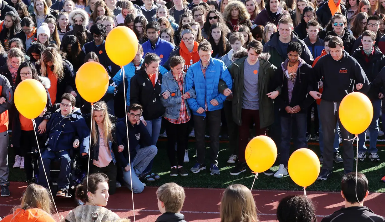 Sejumlah siswa berkumpul untuk melakukan aksi protes di Illinois (14/3). Ini merupakan aksi terbesar pasca penembakan di sebuah SMA di Parkland, Florida, yang menewaskan 17 orang. (Gilbert R. Boucher II/Daily Herald via AP)