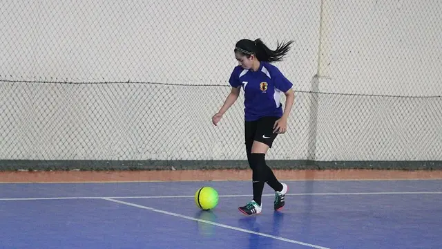 5 Gaya Nabila Ghassani saat Bermain Futsal, Kiper Persebaya Putri