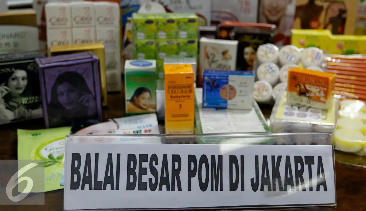 Sejumlah 977 jenis kosmetika tersebut berhasil diamankan BPOM melalui operasi Terpadu yang dilaksanakan di 7 kota yakni Jakarta, Semarang, Bandung, Medan, Surabaya, Makassar dan Serang (6/11/2015). (Liputan6.com/Yoppy Renato)