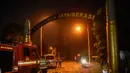 Sebuah mobil pemadam kebakaran diparkir di luar pintu masuk gudang munisi daerah militer, di Bekasi, Jawa Barat, pada tanggal 30 Maret 2024. (REZAS/AFP)