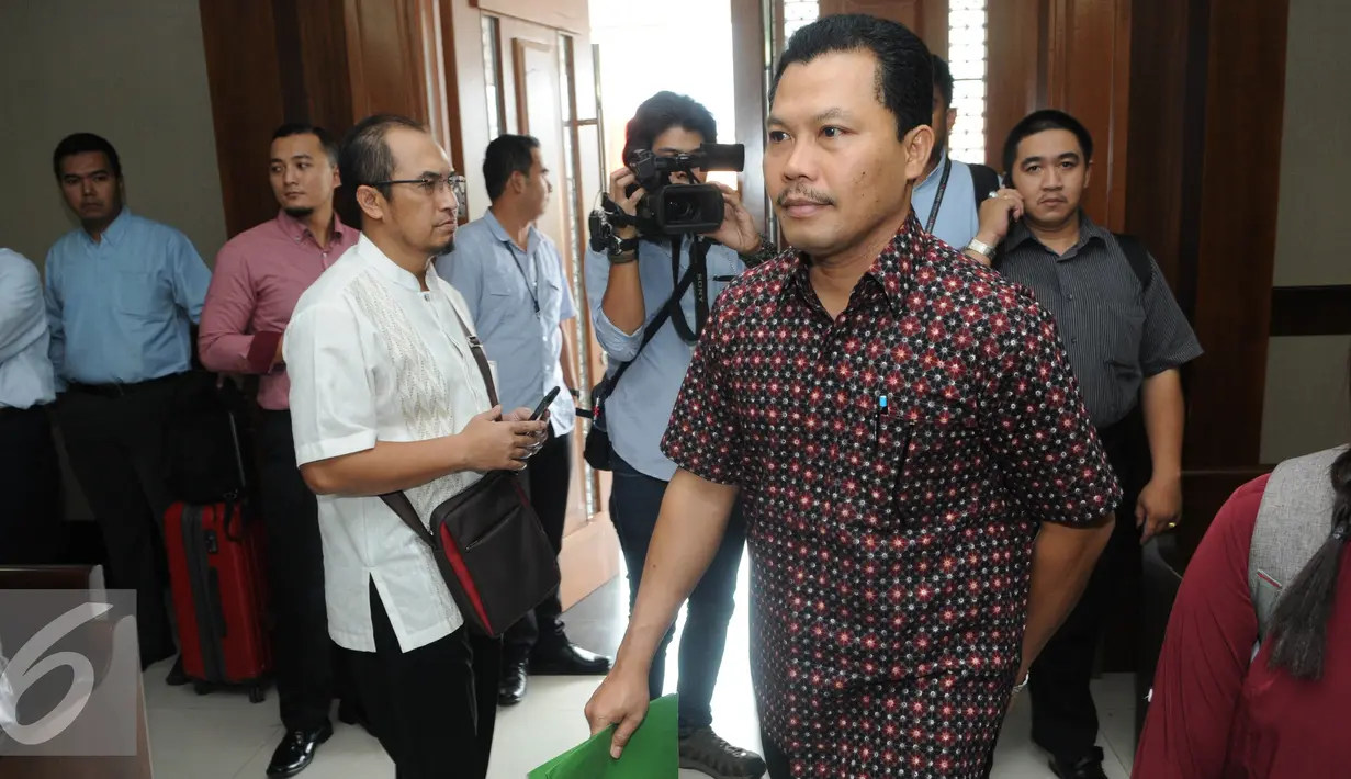 Manajer Pemasaran PT Brantas Abipraya (BA) Dandung Pamularno saat tiba di Pengadilan Tipikor, Jakarta, Rabu (22/6). Dandung diduga melakukan penyuapan kepada Kepala Kejati DKI Jakarta. (Liputan6.com/Helmi Afandi)