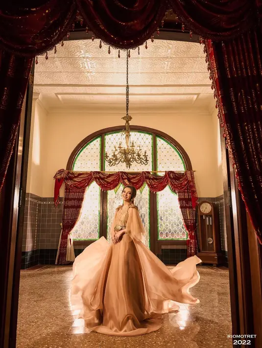 Potret memesona lainnya dari Selvi Ananda. Ia tampak mengenakan dress flowy berwarna cokelat muda. Pose anggun memperlihatkan cantik dan elegannya Selvi dibalut dress ini, bak dewi Yunani. [Foto: Instagram/doleytobing]