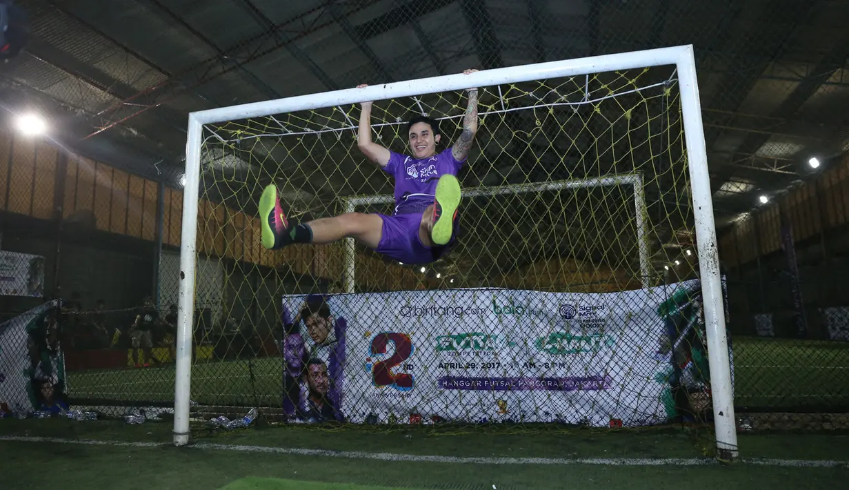 "Bagus banget ya. Kalo gua lihat pertandingan ini bagus banget, kelihatan orang-orang di sini mainnya serius banget ya, nggak becanda," singkat Vicky saat ditemui di Hanggar Futsal, Pancoran, Jakarta Selatan, Sabtu (29/4/2017). (Nurwahyunan/Bintang.com)