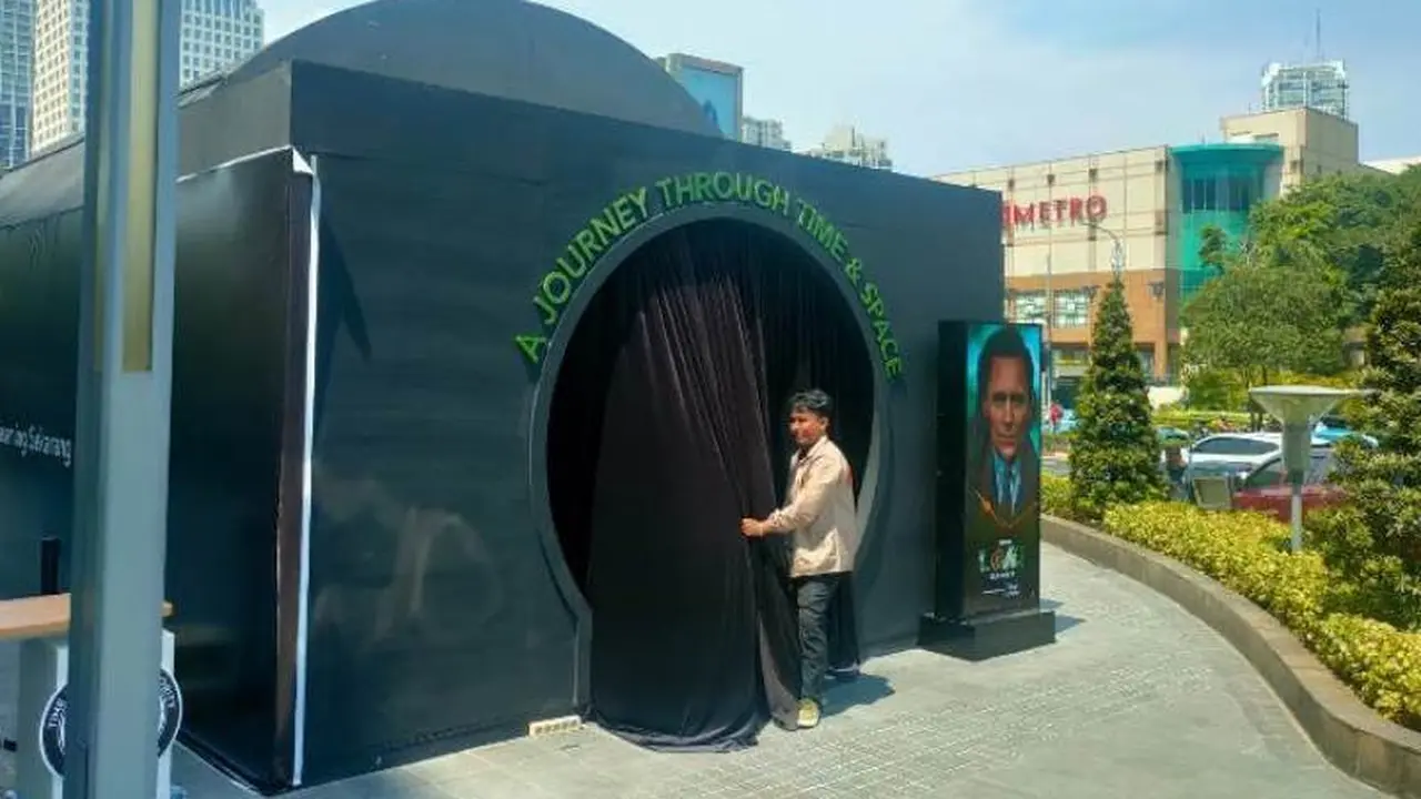 Instalasi Loki Season 2 di Senayan City Jakarta.