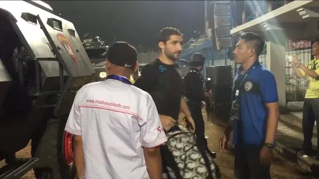 Video kedatangan tim Arema di Stadion Gelora Bangkalan, Madura, dengan pengawalan ketat pihak kepolisian. Arema bertandang ke markas Madura United dalam lanjutan TSC 2016