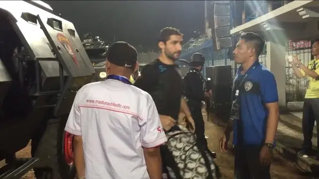 Tim Arema Tiba di Gelora Bangkalan, Madura dengan Pengawalan Ketat