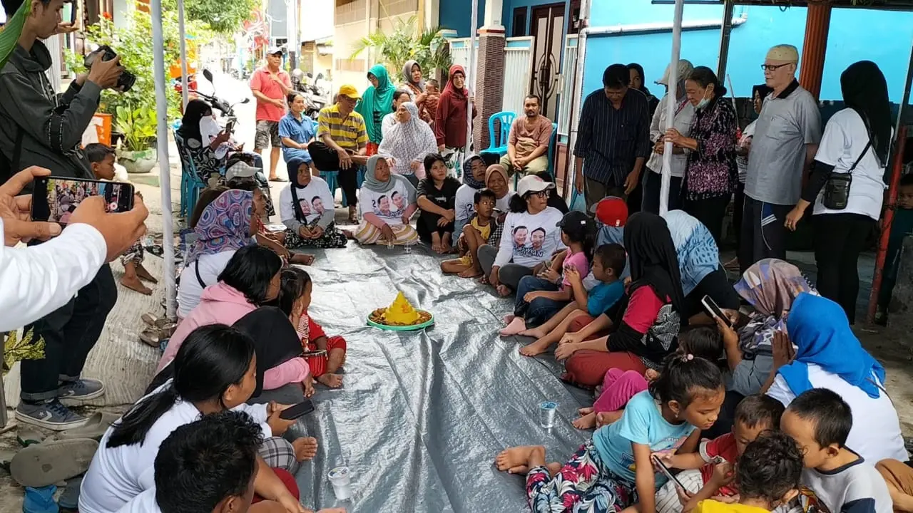 Relawan Prabowo-Gibran Bagikan Makan Siang Gratis untuk Warga di Warakas