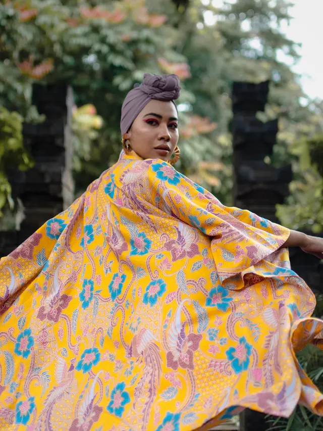 Ilustrasi kombinasi batik dengan gaya hijab yang sesuai