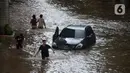 Sebuah mobil terendam banjir di Jalan Kapten Tendean, Jakarta, Sabtu (20/2/2021). Banjir yang disebabkan curah hujan tinggi memutus akses lalu lintas di Jalan Kapten Tendean. (merdeka.com/Imam Buhori)