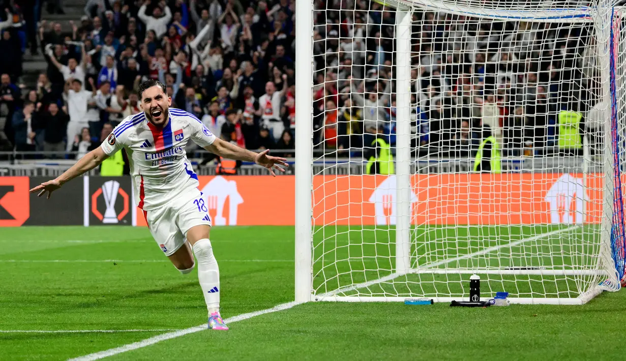 Pemain Lyon, Rayan Cherki merayakan gol penyeimbang 2-2 ke gawang Manchester United dalam laga leg 1 perempat final Liga Europa 2024/2025 di Parc Olympique Lyonnais Groupama stadium, Decines-Charpieu, Prancis. (AFP/Olivier Chassignole)