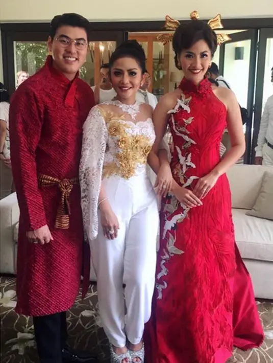 Asty Ananta dan Hendra Suyanto juga melakukan serangkaian adat Tiong Hoa. Diantaranya, bagi-bagi angpau, dan mengenakan busana corak Tionghoa. Tidak ketinggalan, melepas merpati dan balon gas. Acara ditutup dengan pesta kembang api. (kristinadangdut)