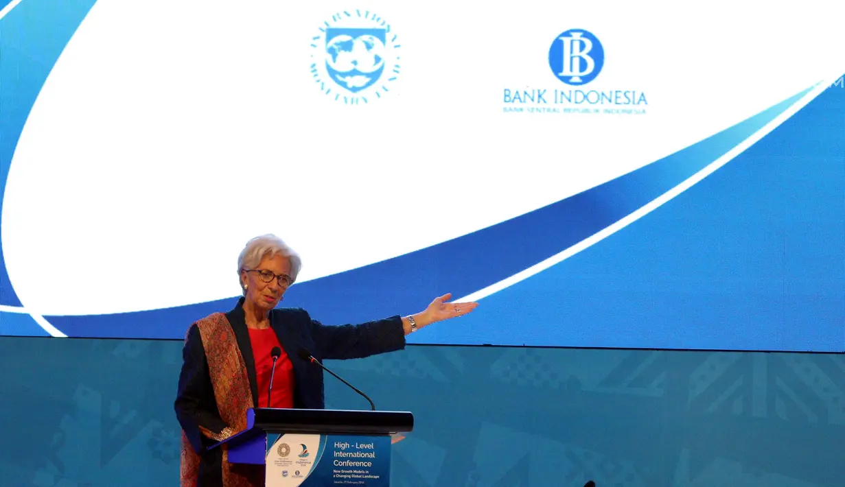Direktur Pelaksana IMF Christine Lagarde berpidato saat pembukaan High - Level International Conference di Jakarta, Selasa (27/2). Acara dibagi menjadi tiga sesi ini yang membahas mengenai perkembangan ekonomi global dan Asean. (Liputan6.com/JohanTallo)