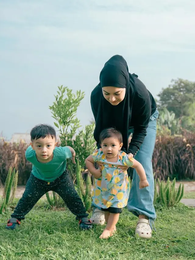 Outfit Irish Bella saat Momong Kedua Anaknya