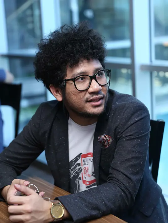 "Mulai dibayar nasi kotak, 2004 atau 2005 di Jogja dulu sempat ngamen, weddingan, ya namanya mahasiswa. Pernah dibayar seharian 200 ribu juga," kata Kunto Aji di Mega Kuningan, Jakarta Selatan, Selasa (26/7). (Nurwahyunan/Bintang.com)