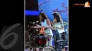 Agnes pun mengambil stik drum lantas ikut memukul drum. Sontak suasana menjadi riuh karena aksi iseng Agnes itu semakin menyemarakkan suara drum (Liputan6.com/Faisal R Syam)