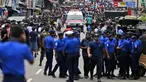 Polisi mensterilkan jalan saat sebuah ambulans melaju membawa korban ledakan gereja di Kochchikade, Kolombo, Sri Lanka, Minggu (21/4). Sekitar 99 orang dilaporkan tewas dalam ledakan di tiga gereja dan tiga hotel di Sri Lanka. (AP Photo/Eranga Jayawardena)