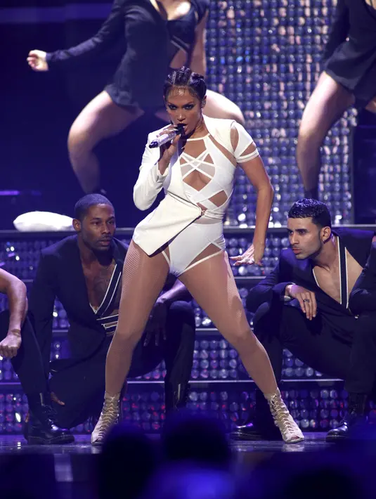 Jennifer Lopez saat beraksi di acara iHeartRadio Music Festival 2015 yang digelar di Las Vegas, Sabtu (19/9/2015). Aksi Jlo yang hot ini membuat penonton iHeartRadio Music Festival 2015 bergemuruh. (Reuters/Steve Marcus) 
