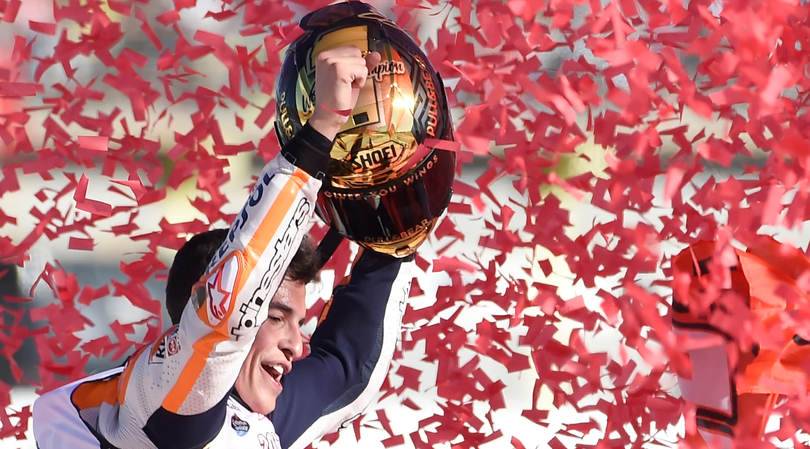 Pembalap Spanyol Repsol Honda, Marc Marquez mengangkat trophy setelah memenangkan balapan seri ke 18 MotoGP Grand Prix Valencia di Sirkuit Ricardo Tormo, Valencia (12/11). (AFP PHOTO / Jose Jordan)