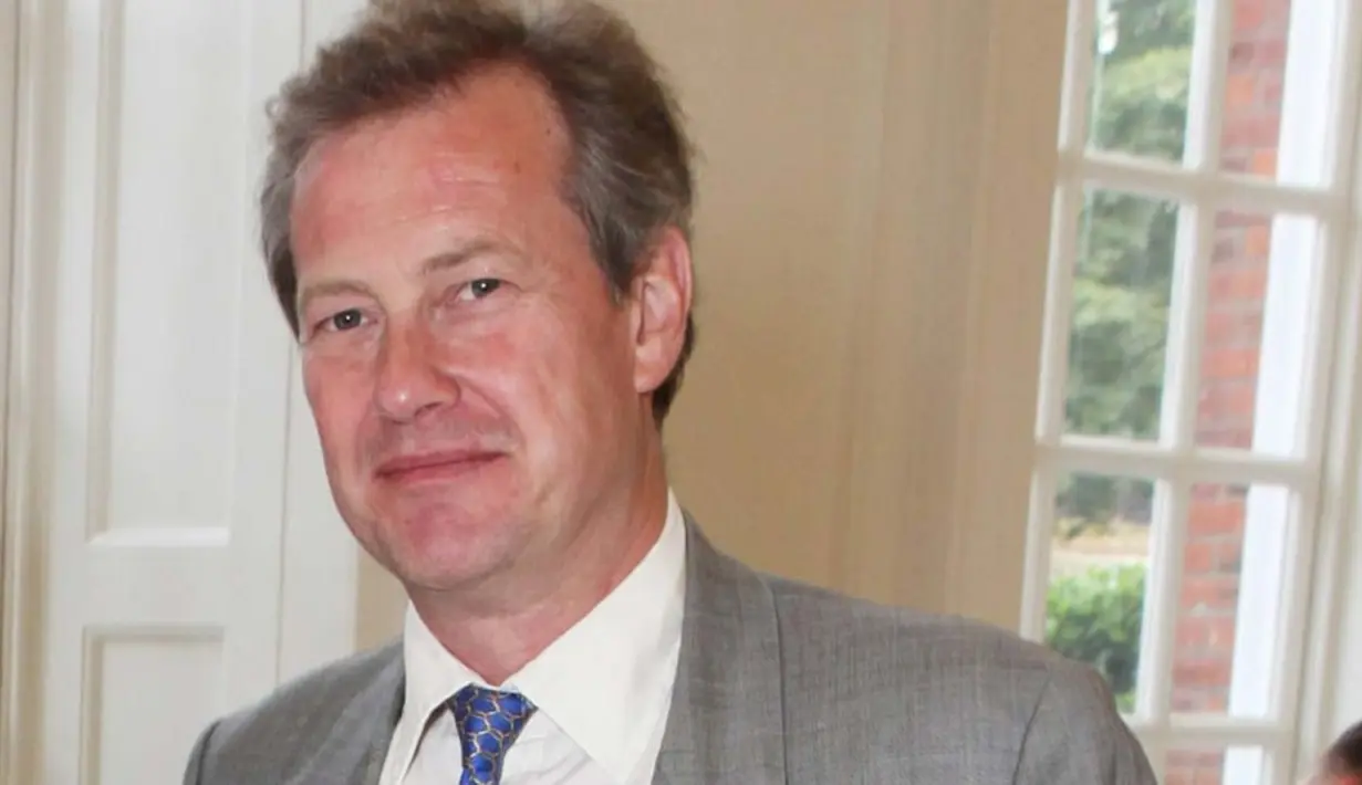 Dilansir dari Cosmopolitan, Lord Mountbatten mengaku sebagai gay pada tahun 2016 lalu. (etonline.com)