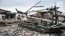 Aktivitas warga dekat tumpukan sampah yang terbawa arus laut di permukiman nelayan Cilincing, Jakarta Utara, Rabu (8/6/2022). Jumlah sampah di laut Nusantara secara keseluruhan diperkirakan sudah mencapai 5,75 juta ton. (merdeka.com/Iqbal S. Nugroho)
