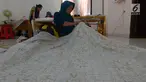Warga menyelesaikan pembuatan kain batik di rumah susun (Rusun) Rawa Bebek, Jakarta, Sabtu (6/7/2019). Kain dengan motif Jakarta dan motif lainnya ini dibuat oleh ibu-ibu penghuni rusun Rawa Bebek, mereka menjualnya dengan harga Rp1,5 hingga Rp 2,5 juta per kain. (merdeka.com/Imam Buhori)
