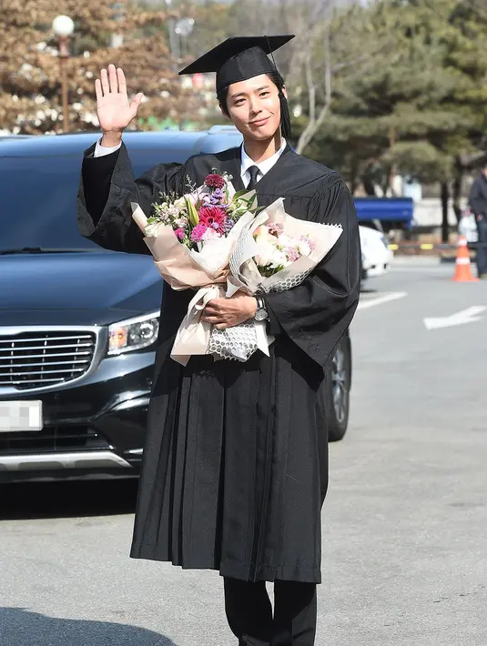 Park Bo Gum mendapat hadiah beruapa buket bunga dari para penggemar yang sudah menunggunya di depan gedung. (Foto: soompi.com)