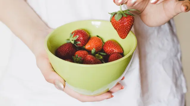 Menggunakan Buah Stroberi