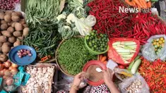 Curah hujan yang tinggi dalam beberapa minggu terakhir berdampak kepada kenaikan harga pangan, salah satunya sayuran. Kenaikan terjadi pada sayuran seperti tomat dan kentang.