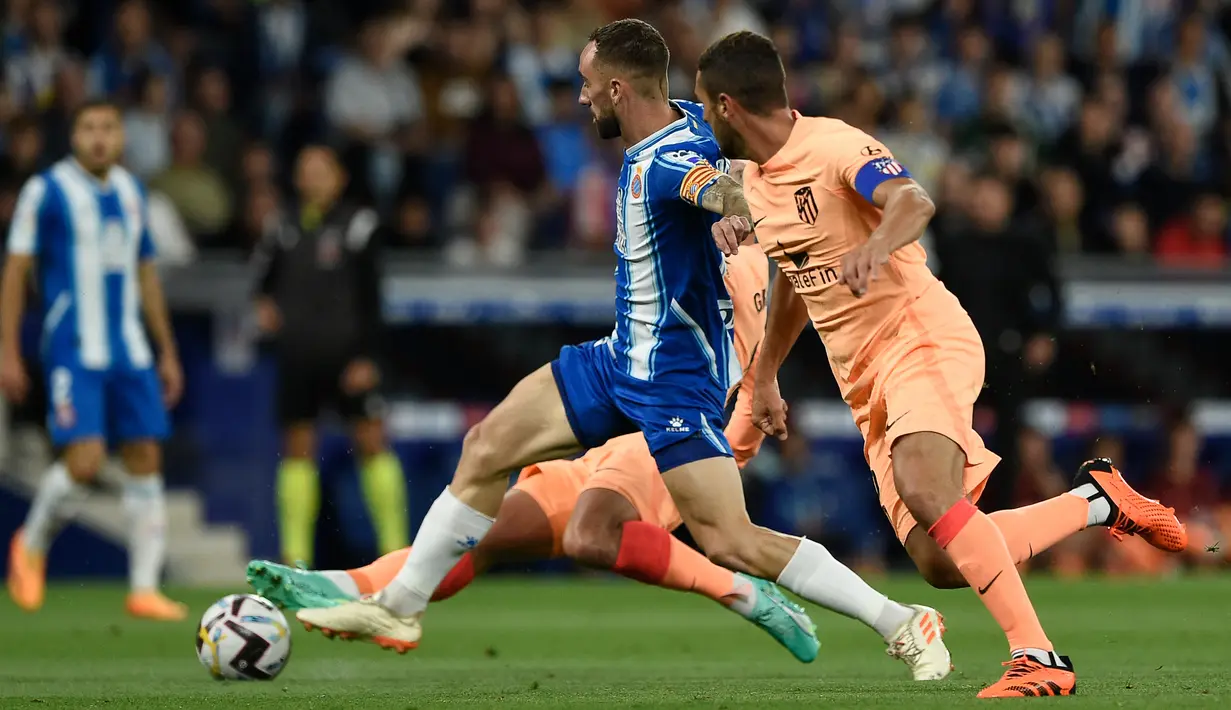 Atletico Madrid hanya mampu bermain 3-3 saat berlaga di kandang Espanyol. (Photo by Josep LAGO / AFP)