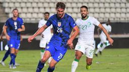 Joe Scally. Bek kanan Amerika Serikat berusia 19 tahun yang sejak tengah musim 2020/2021 memperkuat Borusia Monchengladbach ini berpeluang besar masuk skuad Timnas Amerika Serikat dalam putaran final Piala Dunia 2022 Qatar. Bersama Gladbach ia telah tampil dalam 46 laga di semua ajang dengan torehan 2 gol dan 2 assist. Sementara bersama Timnas Amerika Serikat ia baru mengoleksi 3 caps sejak melakukan debut pada 2 Juni 2022. (AFP/Jose Jordan)