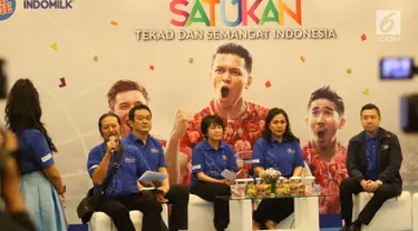 Direktur PT Indofood Sukses Makmur Tbk (INDF) Franciscus Welirang (kiri) memberi keterangan terkait persiapan Asian Games 2018 di Jakarta, Kamis (26/4). INDF menyatakan dukungannya sebagai official partner Asian Games 2018. (Liputan6.com/Angga Yuniar)