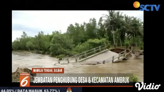 Jembatan penghubung antardesa Pangale, Mamuju Tengah, ambruk usai tergerus banjir sejak empat hari.