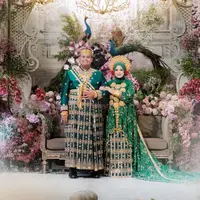 Pernikahan Andi pun mengusung tema adat Bugis sebagai tempat kelahiran mempelai wanita. Keduanya pun tampil mengenakan baju adat bugis warna hijau keemasan. [@thepotomoto]