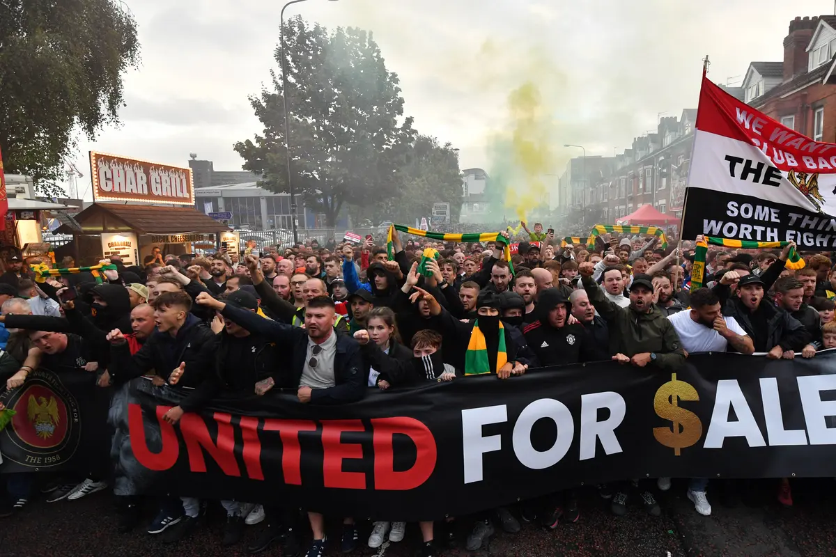 Foto: Demo Keluarga Glazer oleh Fans MU Sambut Kedatangan Casemiro di Old Trafford